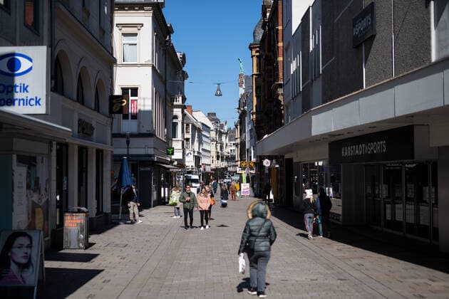Coronavirus, Straßenansichten Wiesbaden 24.03.2020 Wiesbaden x1x Leben in Zeiten der Kontaktsperre zur Verringerung der Ansteckung mit dem Corona-Virus. Im Bild: Blick in die Langgasse. Wiesbaden Wiesbaden Hessen Germany