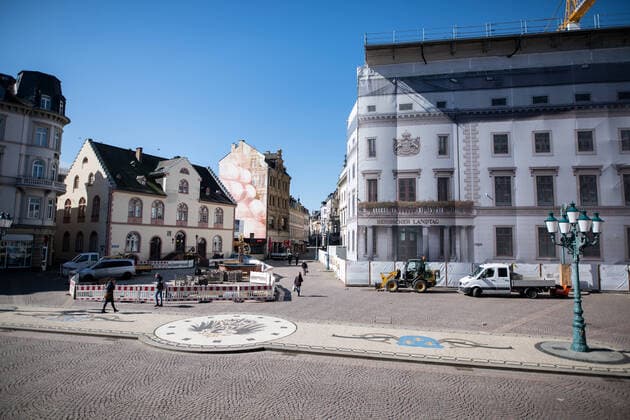 Coronavirus, Straßenansichten Wiesbaden 24.03.2020 Wiesbaden x1x Leben in Zeiten der Kontaktsperre zur Verringerung der Ansteckung mit dem Corona-Virus. Im Bild: Baustelle Hessischer Landtag am Marktplatz. Wiesbaden Wiesbaden Hessen Germany