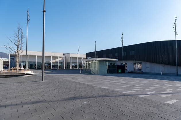 Metzingen Themenbild Corona Virus, Outletcity Metzingen, Gesiterstadt, Menschen leer, 24.03.2020 Hugo-Boss-Platz 1, Themenbild Corona Virus, Outletcity Metzingen, Geisterstadt, Menschen leer, 24.03.2020, Copyright: xEibner-Pressefoto SaschaxWaltherx EP_swa