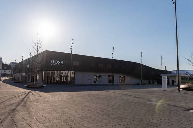 Metzingen Themenbild Corona Virus, Outletcity Metzingen, Gesiterstadt, Menschen leer, 24.03.2020 Hugo-Boss-Platz 1, Hugo Boss Megastore, Themenbild Corona Virus, Outletcity Metzingen, Geisterstadt, Menschen leer, 24.03.2020, Copyright: xEibner-Pressefoto SaschaxWaltherx EP_swa