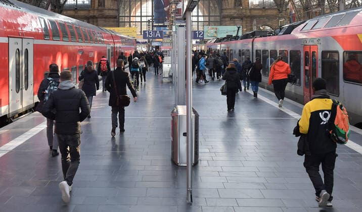 25.03.2020, xblx, ankommende Regionalbahn der Deutschen Bahn im Hauptbahnhof Frankfurt in Zeiten von Corona, Menschen halten Abstand Frankfurt am Main