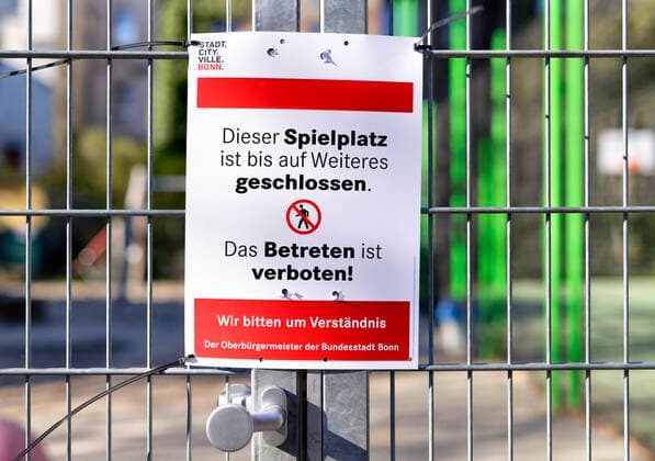 DEU , DEUTSCHLAND : Ein wegen der Corona-Krise Corona-Pandemie gesperrter Spielplatz in Bonn Corona , 24.03.2020 DEU , GERMANY : A closed playground due to Corona crisis Pandemic in Bonn , 24.03.2020