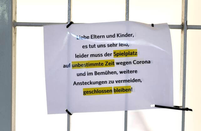 DEU , DEUTSCHLAND : Ein wegen der Corona-Krise Corona-Pandemie gesperrter Spielplatz in Bonn Corona , 24.03.2020 DEU , GERMANY : A closed playground due to Corona crisis Pandemic in Bonn , 24.03.2020