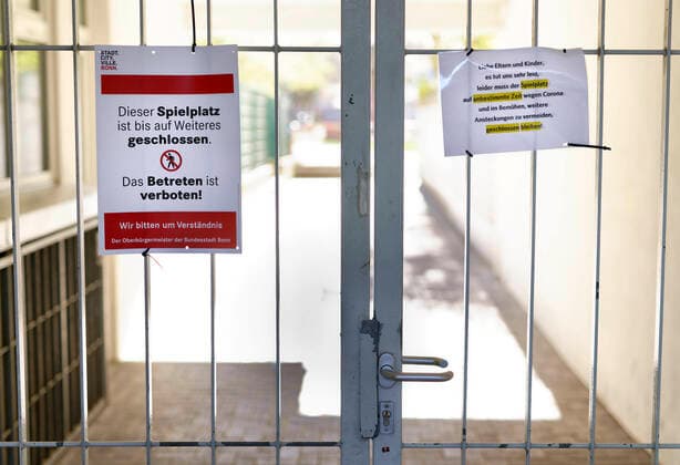 DEU , DEUTSCHLAND : Ein wegen der Corona-Krise Corona-Pandemie gesperrter Spielplatz in Bonn Corona , 24.03.2020 DEU , GERMANY : A closed playground due to Corona crisis Pandemic in Bonn , 24.03.2020