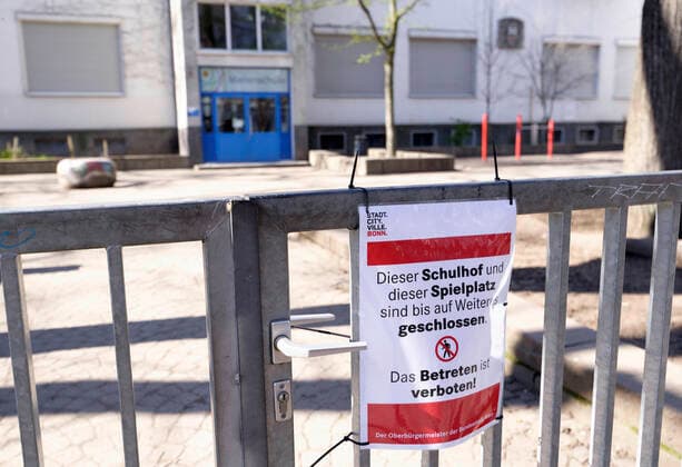 DEU , DEUTSCHLAND : Eine aufgrund der Corona-Krise Corona-Pandemie geschlossene Schule in Bonn Corona , 24.03.2020 DEU , GERMANY : A closed school due to the Corona crisis Pandemic in Bonn , 24.03.2020