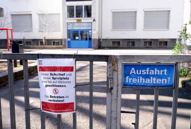 DEU , DEUTSCHLAND : Eine aufgrund der Corona-Krise Corona-Pandemie geschlossene Schule in Bonn Corona , 24.03.2020 DEU , GERMANY : A closed school due to the Corona crisis Pandemic in Bonn , 24.03.2020