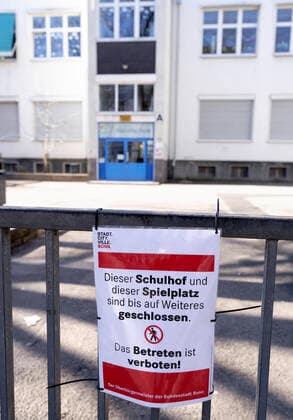 DEU , DEUTSCHLAND : Eine aufgrund der Corona-Krise Corona-Pandemie geschlossene Schule in Bonn Corona , 24.03.2020 DEU , GERMANY : A closed school due to the Corona crisis Pandemic in Bonn , 24.03.2020