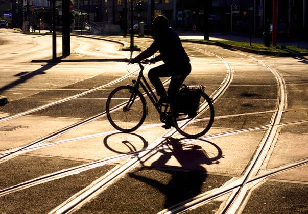 DEU , DEUTSCHLAND : Ein Fahrradfahrer ueberquert Strassenbahnschienen in Bonn , 24.03.2020 DEU , GERMANY : A bicycle rider is crossing tram rails in Bonn , 24.03.2020