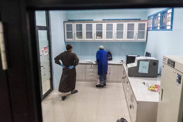 March 25, 2020, Makassar, South Sulawesi, Indonesia: Medical officers at the Makassar Health Laboratory Center (BBLK), who work in the laboratory, are testing a number of blood samples to determine whether Covid-19 is infected or not. Since Tuesday, BBLM has examined blood samples from various regions in Sulawesi to conduct Covid-19 testing. More than 100 blood samples have been tested in this laboratory in Makassar City, South Sulawesi Province, Indonesia. Makassar Indonesia - ZUMAb223 20200325_zip_b223_004 Copyright: xHerwinxBaharx