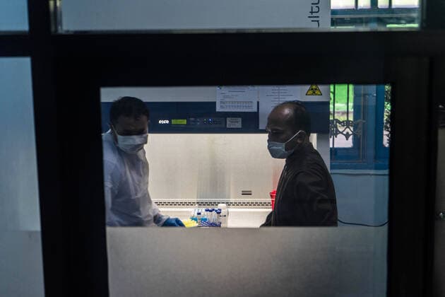 March 25, 2020, Makassar, South Sulawesi, Indonesia: Medical officers at the Makassar Health Laboratory Center (BBLK), who work in the laboratory, are testing a number of blood samples to determine whether Covid-19 is infected or not. Since Tuesday, BBLM has examined blood samples from various regions in Sulawesi to conduct Covid-19 testing. More than 100 blood samples have been tested in this laboratory in Makassar City, South Sulawesi Province, Indonesia. Makassar Indonesia - ZUMAb223 20200325_zip_b223_015 Copyright: xHerwinxBaharx