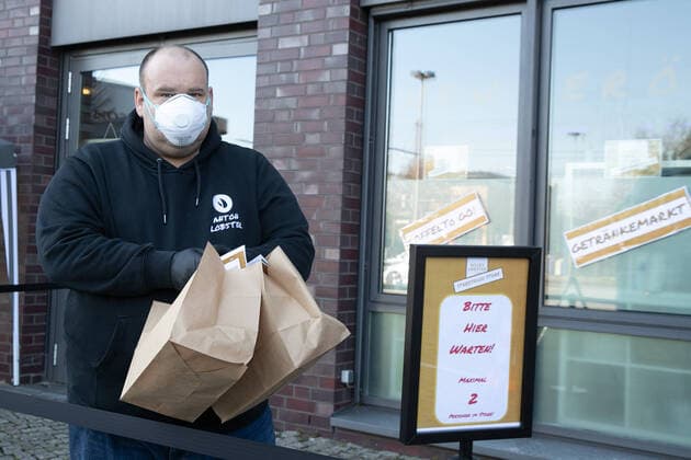 Hannover, Coronakrise, Gastronomen kämpfen ums überleben, Der Catering- Service Rocky Lobster hat in einer alten Kantine einen Streetfood-Store eröffnet, Gastronom, Andreas Wolter, mit Atemschutzmaske,