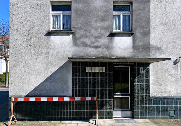 Alter, geschlossener Friseur Salon in Düsseldorf-Itter.