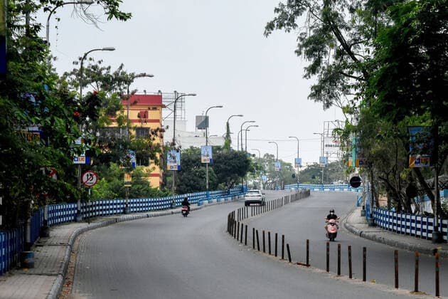 March 25, 2020, Kolkata, West Bengal, India: An almost empty street in Kolkata under nation wide lockdown .India went under 21 day lockdown till April 14th from today as declared by Prime Minister Narendra Modi. All but essential services,food markets are exempted from this lockdown. Kolkata India - ZUMAc211 20200325_zip_c211_006 Copyright: xDebarchanxChatterjeex