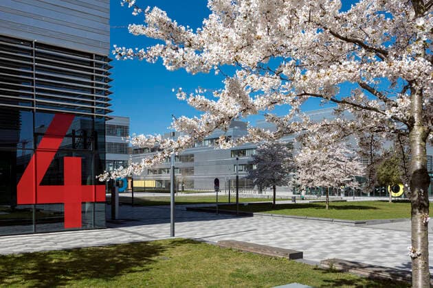 Allgemeine Schutzmaßnahmen zur Bekämpfung der Coronavirus Pandemie, die Hochschule Düsseldorf HSD hat deswegen geschlossen, der Campus leer und verlassen, nur die Baumblüte stimmt auf den nahenden Frühling ein