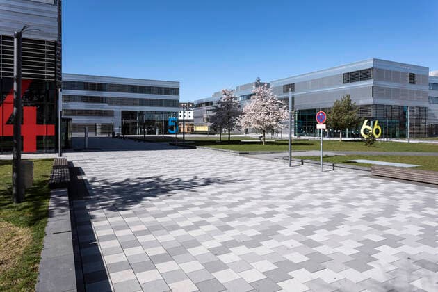 Allgemeine Schutzmaßnahmen zur Bekämpfung der Coronavirus Pandemie, die Hochschule Düsseldorf HSD hat deswegen geschlossen, der Campus leer und verlassen