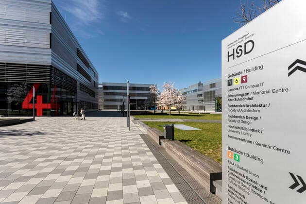 , Wegweiser, Allgemeine Schutzmaßnahmen zur Bekämpfung der Coronavirus Pandemie, die Hochschule Düsseldorf ÐÊHSD ÐÊhat deswegen geschlossen, der Campus leer und verlassen