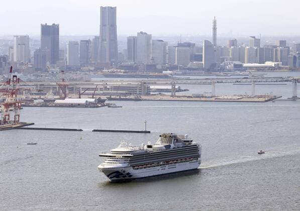 News Bilder des Tages New coronavirus Photo taken from a Kyodo News helicopter shows coronavirus-hit Diamond Princess cruise ship leaving Yokohama Port, near Tokyo, on March 25, 2020, after quarantine and disinfection. Ten people have died among the 712 infected on board. 
