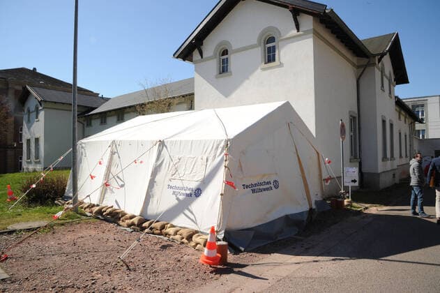 Die SHG Klinik Merzig am Dienstag (24.02.2020) in Merzig. Die Corona Partienten werden in einem Zelt voruntersucht, bevor sie in das Krankenhaus gebracht werden.
