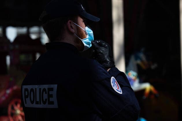 Paris, France, March 19, 2020 - Atmosphere in the streets of Paris after the head of state ordered people to stay home to stop the spread of Covid-19 - Police men wearing masks are conducting checks in the streets of the capital. They can impose a fine if people don t respect the rules of confinement.  Copyright: xAlexisxSciardx