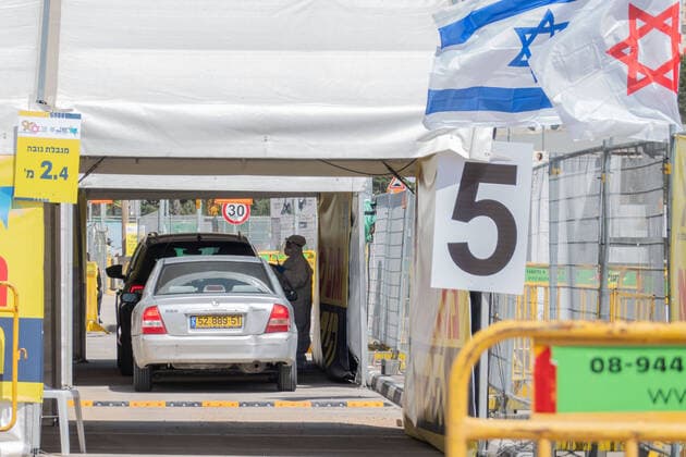 March 25, 2020, Jerusalem, Israel: Magen David Adom, serving as the Israeli Red Cross organization and leading EMS, operates drive through Coronavirus testing sites across the country. Some 5,000 tests have already been done in Israel with a count of 2,030 positive for COVID-19. Current death toll is 5. Jerusalem Israel - ZUMAa126 20200325_zap_a126_005 Copyright: xNirxAlonx