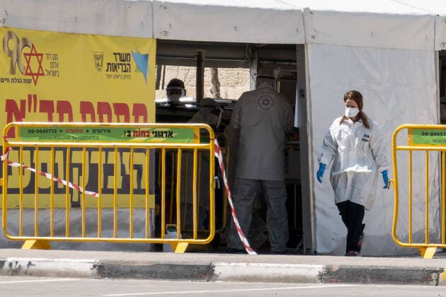 March 25, 2020, Jerusalem, Israel: Magen David Adom, serving as the Israeli Red Cross organization and leading EMS, operates drive through Coronavirus testing sites across the country. Some 5,000 tests have already been done in Israel with a count of 2,030 positive for COVID-19. Current death toll is 5. Jerusalem Israel - ZUMAa126 20200325_zap_a126_009 Copyright: xNirxAlonx