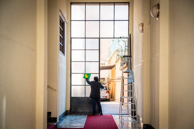 Milan - life in apartment buildings at the time of the Coronavirus. A woman does the daily cleaning Editorial Usage Only  Copyright: xx xIPAx