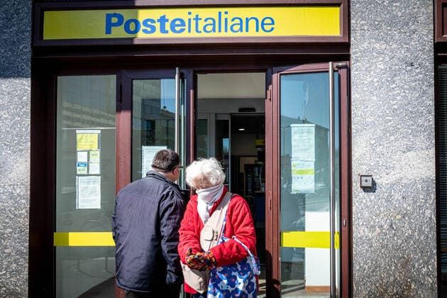 Milan - A post office in the Corvetto area. An elderly woman covered with a scarf for fear of Coronavirus infection (Marco Passaro Fotogramma, Milan - 2020-03-25) p.s. la foto e utilizzabile nel rispetto del contesto in cui e stata scattata, e senza intento diffamatorio del decoro delle persone rappresentate  Copyright: xMarcoxPassarox xFOTOGRAMMAx