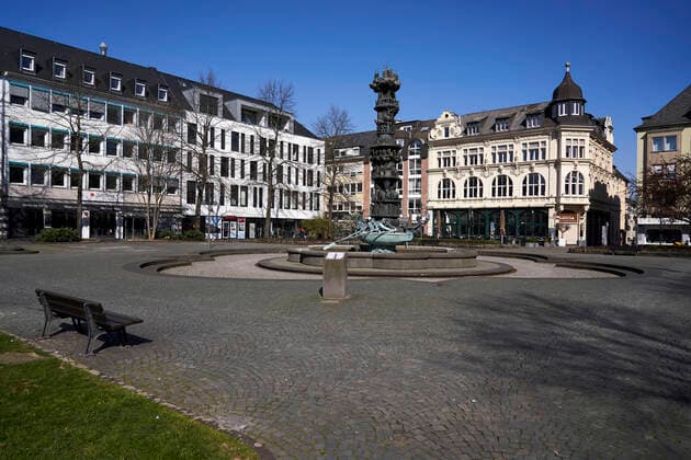 Coronavirus - Koblenz 25.03.2020, Rheinland-Pfalz, Koblenz: Geschlossene (Aussen-) Gastronomie bei Sonnenschein wegen der Auflagen beim Coronavirus. Hier am Josef-Görres-Brunnen.