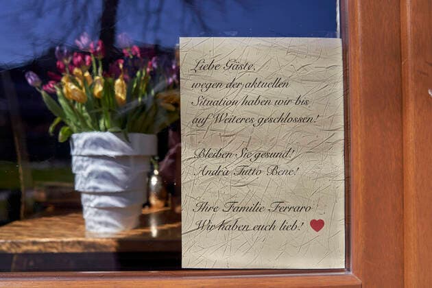 Coronavirus - Koblenz 25.03.2020, Rheinland-Pfalz, Koblenz: Geschlossene (Aussen-) Gastronomie bei Sonnenschein wegen der Auflagen beim Coronavirus. Liebe Gaeste wegen der aktuellen Situation haben wir bis auf Weiteres geschlossen! Bleiben Sie gesund! Wir haben euch lieb hängt in einem der Fenster einer Gastronomenfamilie aus der Koblenzer Altstadt.