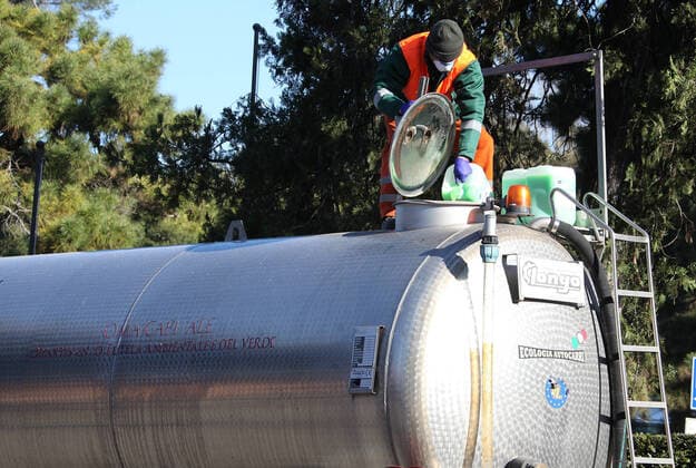 Rome, Operators of Ama and the garden service of the Municipality of Rome, carry out washing and disinfestation operations on the streets of the capital, due to Covid 19 Pictured:  Copyright: xPieroxTenaglix xIPAx xPieroxTenaglix