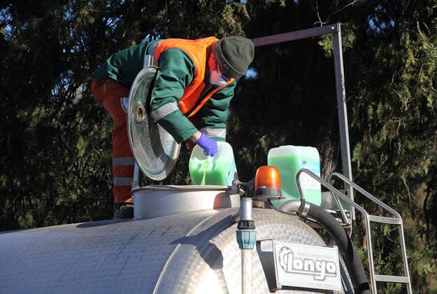 Rome, Operators of Ama and the garden service of the Municipality of Rome, carry out washing and disinfestation operations on the streets of the capital, due to Covid 19 Pictured:  Copyright: xPieroxTenaglix xIPAx xPieroxTenaglix