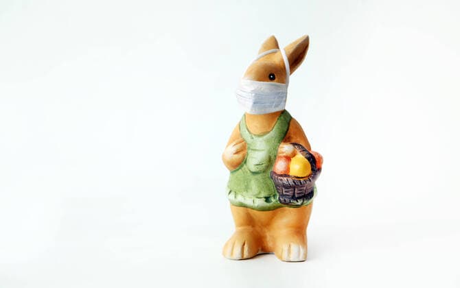 25.03.2020, Symbolfoto Ostern, Osterhase mit Atemschutzmaske, das Famlienfest ist in Gefahr