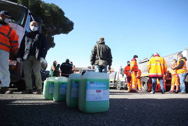 Rome, Operators of Ama and the garden service of the Municipality of Rome, carry out washing and disinfestation operations on the streets of the capital, due to Covid 19 Pictured:  Copyright: xPieroxTenaglix xIPAx xPieroxTenaglix