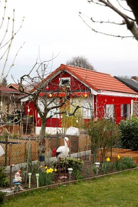 Lauben in der Kolonie Rehberge in der Frühlingszeit - Osterfest - GER, Germany, Deutschland, Berlin, 19.03.2020 - Berlin-Mitte (Ortsteil Wedding): Die Laubenkolonie Rehberge liegt am Rand des Volksparks Rehberge im nördlichen Berliner Ortsteil Wedding. Hier befinden sich zahlreiche Kleingärten mit Laubenbebauung. Ostereier an einem Baum dekoriert. *** Pergolas in the Rehberge colony in springtime Easter celebration GER, Germany, Germany, Berlin, 19 03 2020 Berlin Mitte District Wedding The Rehberge pergola colony is located at the edge of the Rehberge public park in the northern district of Wedding Berlin There are numerous allotment gardens with pergolas Easter eggs decorated on a tree