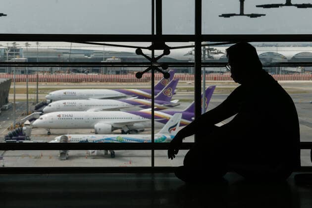 March 25, 2020, Bangkok, Thailand: A tourist looks at airplanes parked at Bangkok s Suvarnabhumi Airport. Bangkok Thailand - ZUMAs197 20200325_zaa_s197_057 Copyright: xChaiwatxSubprasomx