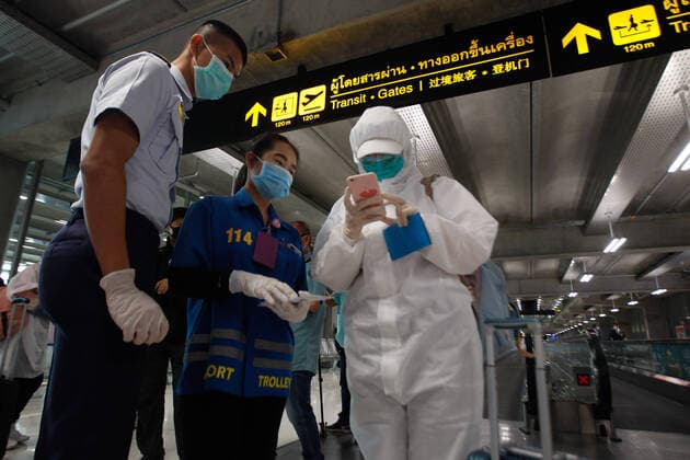 March 25, 2020, Bangkok, Thailand: A Chinese tourist wearing a protective suite speaks with the officials at Bangkok s Suvarnabhumi Airport. Bangkok Thailand - ZUMAs197 20200325_zaa_s197_065 Copyright: xChaiwatxSubprasomx