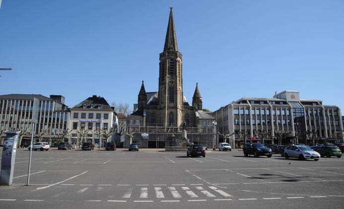 Wenig bis garkeine Menschen besuchen am Mittwoch (25.03.2020) Saarlouis. Die Stadt ist trotz des wunderschönen Frühlingswetters fast tot. Die Saarlouiser Altstadt wie ausgestorben. Wo sonst mittags in der Sonne ein Kaffee oder ein kühles Bier genossen wird, herrscht jetzt Trübheit und Stille. Auch die Geschäfte in den Fußgängerzonen bleiben geschlossen. Nur wenige Bäckerein und Apotheken bleiben geöffnet und ziehen noch vereinzelt Menschen an.