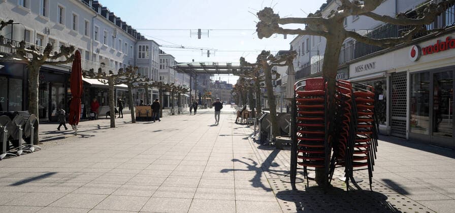 Wenig bis garkeine Menschen besuchen am Mittwoch (25.03.2020) Saarlouis. Die Stadt ist trotz des wunderschönen Frühlingswetters fast tot. Die Saarlouiser Altstadt wie ausgestorben. Wo sonst mittags in der Sonne ein Kaffee oder ein kühles Bier genossen wird, herrscht jetzt Trübheit und Stille. Auch die Geschäfte in den Fußgängerzonen bleiben geschlossen. Nur wenige Bäckerein und Apotheken bleiben geöffnet und ziehen noch vereinzelt Menschen an.