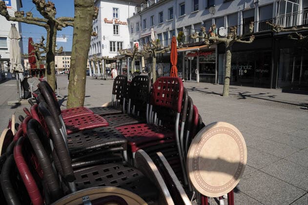 Wenig bis garkeine Menschen besuchen am Mittwoch (25.03.2020) Saarlouis. Die Stadt ist trotz des wunderschönen Frühlingswetters fast tot. Die Saarlouiser Altstadt wie ausgestorben. Wo sonst mittags in der Sonne ein Kaffee oder ein kühles Bier genossen wird, herrscht jetzt Trübheit und Stille. Auch die Geschäfte in den Fußgängerzonen bleiben geschlossen. Nur wenige Bäckerein und Apotheken bleiben geöffnet und ziehen noch vereinzelt Menschen an.