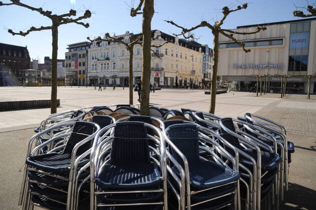 Wenig bis garkeine Menschen besuchen am Mittwoch (25.03.2020) Saarlouis. Die Stadt ist trotz des wunderschönen Frühlingswetters fast tot. Die Saarlouiser Altstadt wie ausgestorben. Wo sonst mittags in der Sonne ein Kaffee oder ein kühles Bier genossen wird, herrscht jetzt Trübheit und Stille. Auch die Geschäfte in den Fußgängerzonen bleiben geschlossen. Nur wenige Bäckerein und Apotheken bleiben geöffnet und ziehen noch vereinzelt Menschen an.