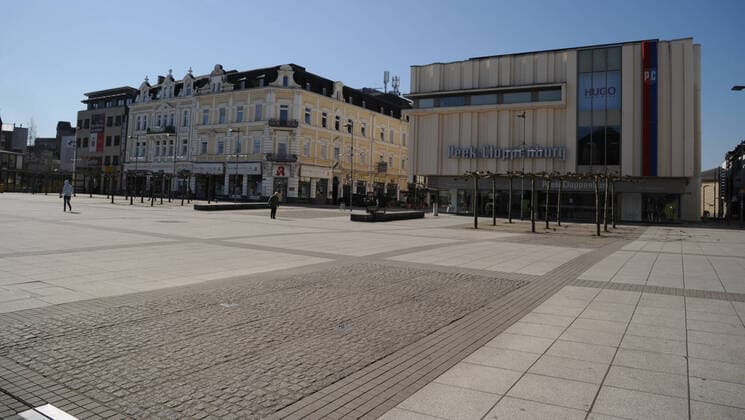 Wenig bis garkeine Menschen besuchen am Mittwoch (25.03.2020) Saarlouis. Die Stadt ist trotz des wunderschönen Frühlingswetters fast tot. Die Saarlouiser Altstadt wie ausgestorben. Wo sonst mittags in der Sonne ein Kaffee oder ein kühles Bier genossen wird, herrscht jetzt Trübheit und Stille. Auch die Geschäfte in den Fußgängerzonen bleiben geschlossen. Nur wenige Bäckerein und Apotheken bleiben geöffnet und ziehen noch vereinzelt Menschen an.