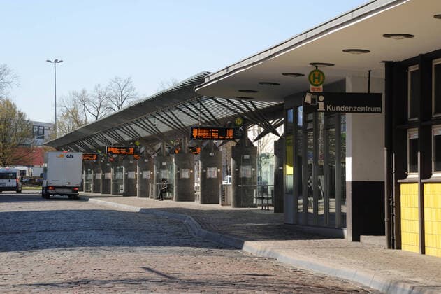 Wenig bis garkeine Menschen besuchen am Mittwoch (25.03.2020) Saarlouis. Die Stadt ist trotz des wunderschönen Frühlingswetters fast tot. Die Saarlouiser Altstadt wie ausgestorben. Wo sonst mittags in der Sonne ein Kaffee oder ein kühles Bier genossen wird, herrscht jetzt Trübheit und Stille. Auch die Geschäfte in den Fußgängerzonen bleiben geschlossen. Nur wenige Bäckerein und Apotheken bleiben geöffnet und ziehen noch vereinzelt Menschen an.