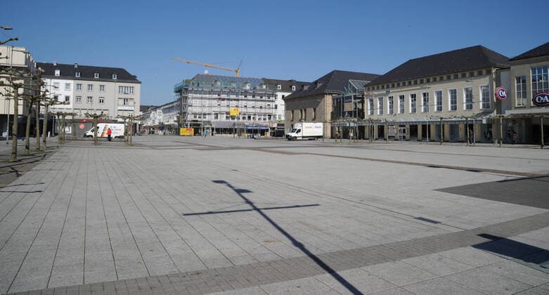 Wenig bis garkeine Menschen besuchen am Mittwoch (25.03.2020) Saarlouis. Die Stadt ist trotz des wunderschönen Frühlingswetters fast tot. Die Saarlouiser Altstadt wie ausgestorben. Wo sonst mittags in der Sonne ein Kaffee oder ein kühles Bier genossen wird, herrscht jetzt Trübheit und Stille. Auch die Geschäfte in den Fußgängerzonen bleiben geschlossen. Nur wenige Bäckerein und Apotheken bleiben geöffnet und ziehen noch vereinzelt Menschen an.