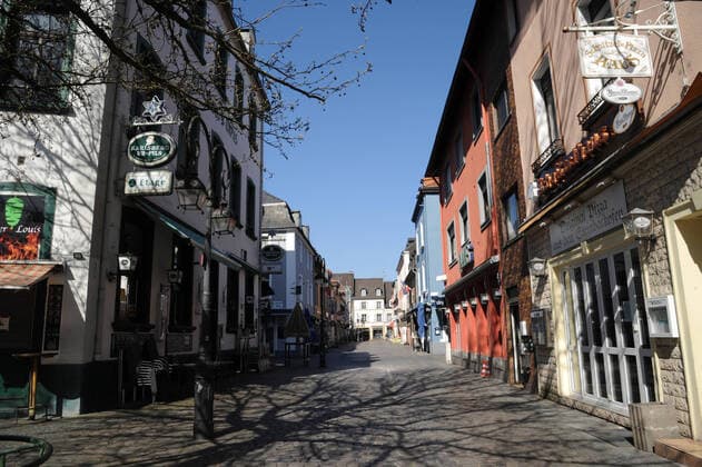 Wenig bis garkeine Menschen besuchen am Mittwoch (25.03.2020) Saarlouis. Die Stadt ist trotz des wunderschönen Frühlingswetters fast tot. Die Saarlouiser Altstadt wie ausgestorben. Wo sonst mittags in der Sonne ein Kaffee oder ein kühles Bier genossen wird, herrscht jetzt Trübheit und Stille. Auch die Geschäfte in den Fußgängerzonen bleiben geschlossen. Nur wenige Bäckerein und Apotheken bleiben geöffnet und ziehen noch vereinzelt Menschen an.