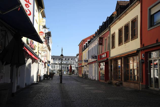 Wenig bis garkeine Menschen besuchen am Mittwoch (25.03.2020) Saarlouis. Die Stadt ist trotz des wunderschönen Frühlingswetters fast tot. Die Saarlouiser Altstadt wie ausgestorben. Wo sonst mittags in der Sonne ein Kaffee oder ein kühles Bier genossen wird, herrscht jetzt Trübheit und Stille. Auch die Geschäfte in den Fußgängerzonen bleiben geschlossen. Nur wenige Bäckerein und Apotheken bleiben geöffnet und ziehen noch vereinzelt Menschen an.