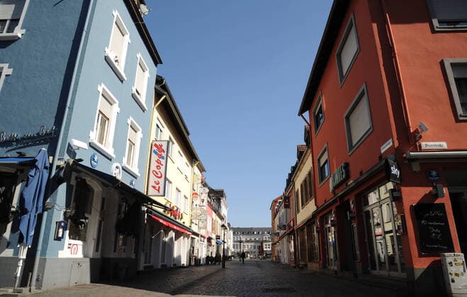 Wenig bis garkeine Menschen besuchen am Mittwoch (25.03.2020) Saarlouis. Die Stadt ist trotz des wunderschönen Frühlingswetters fast tot. Die Saarlouiser Altstadt wie ausgestorben. Wo sonst mittags in der Sonne ein Kaffee oder ein kühles Bier genossen wird, herrscht jetzt Trübheit und Stille. Auch die Geschäfte in den Fußgängerzonen bleiben geschlossen. Nur wenige Bäckerein und Apotheken bleiben geöffnet und ziehen noch vereinzelt Menschen an.