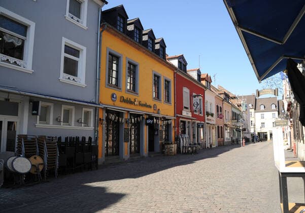 Wenig bis garkeine Menschen besuchen am Mittwoch (25.03.2020) Saarlouis. Die Stadt ist trotz des wunderschönen Frühlingswetters fast tot. Die Saarlouiser Altstadt wie ausgestorben. Wo sonst mittags in der Sonne ein Kaffee oder ein kühles Bier genossen wird, herrscht jetzt Trübheit und Stille. Auch die Geschäfte in den Fußgängerzonen bleiben geschlossen. Nur wenige Bäckerein und Apotheken bleiben geöffnet und ziehen noch vereinzelt Menschen an.