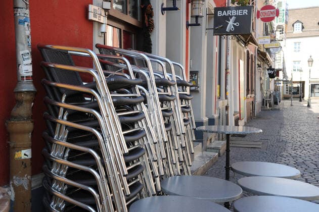 Wenig bis garkeine Menschen besuchen am Mittwoch (25.03.2020) Saarlouis. Die Stadt ist trotz des wunderschönen Frühlingswetters fast tot. Die Saarlouiser Altstadt wie ausgestorben. Wo sonst mittags in der Sonne ein Kaffee oder ein kühles Bier genossen wird, herrscht jetzt Trübheit und Stille. Auch die Geschäfte in den Fußgängerzonen bleiben geschlossen. Nur wenige Bäckerein und Apotheken bleiben geöffnet und ziehen noch vereinzelt Menschen an.