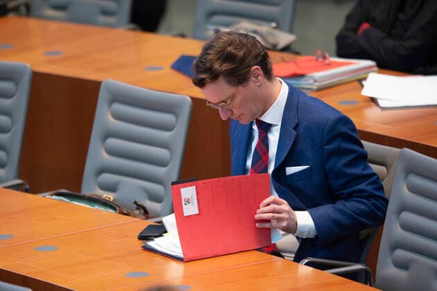 Hendrik WUEST, Minister fuer Verkehr, Verkehrsminister, Anlaesslich der Corona-Krise: Ausserordentliche Plenarsitzung im Landtag Nordrhein-Westfalen NRW, Duesseldorf am 24.03.2020, *** Hendrik WUEST, Minister for Transport, Minister of Transport, On the occasion of the Corona crisis Extraordinary plenary session in the Parliament of North Rhine-Westphalia NRW, Duesseldorf on 24 03 2020,