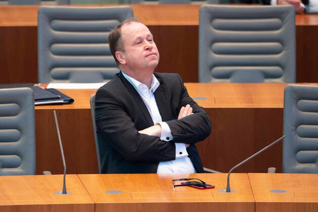Joachim STAMP, FDP, Minister fuer Kinder, Familie, Fluechtlinge und Integration, Familienminister, Anlaesslich der Corona-Krise: Ausserordentliche Plenarsitzung im Landtag Nordrhein-Westfalen NRW, Duesseldorf am 24.03.2020,